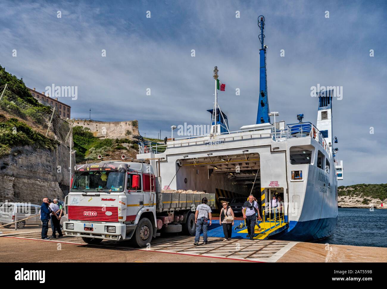 Camion, passeggeri in uscita dalla MS Ichnusa, traghetto da Santa Teresa Gallura, Sardegna, ormeggiata alla Gare Maritime al porto di Bonifacio, Corsica, Francia Foto Stock