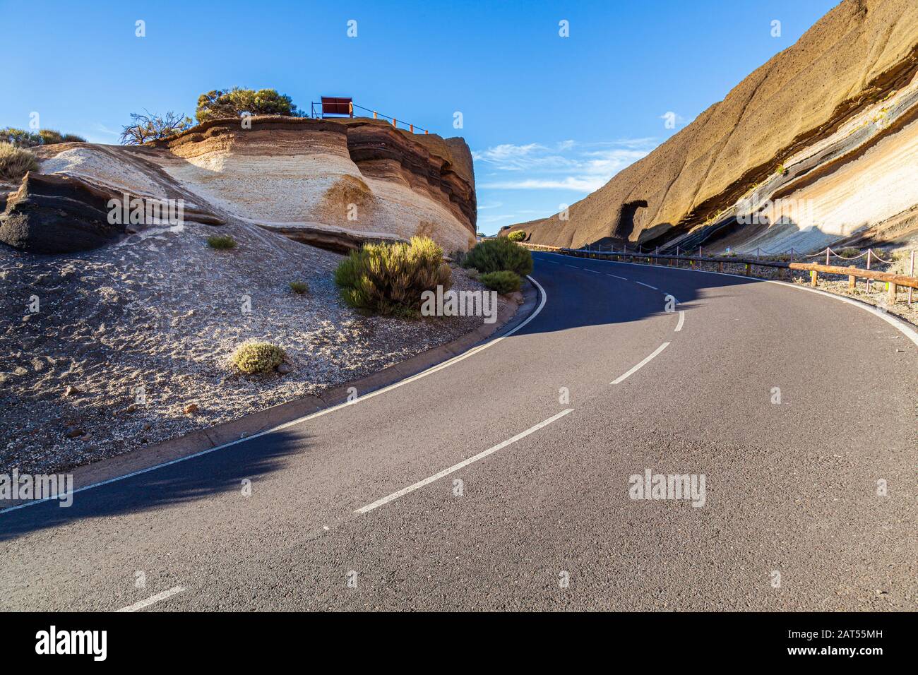 strada di montagna che si snoda attraverso il mirador la trarta una formazione geolocica di rocce laviche stratificate a tenerife Foto Stock