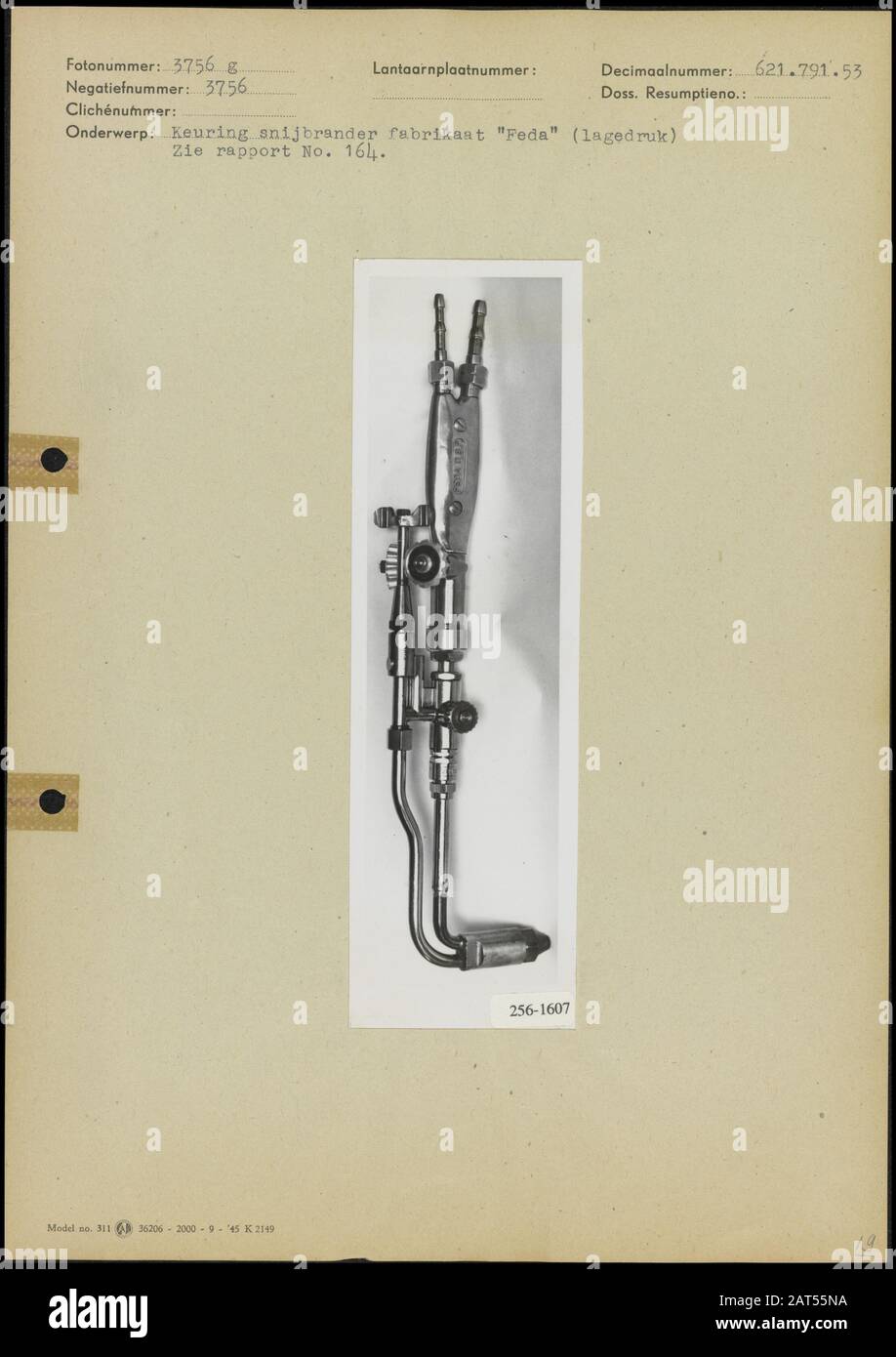 Utensili per saldatura ispezione di un bruciatore da taglio a bassa pressione Feda Data: 8 novembre 1952 Parole Chiave: Utensili, utensili per saldatura Foto Stock