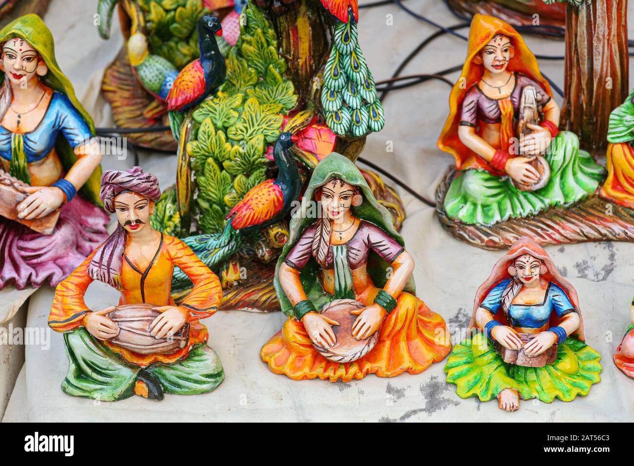 Modelli fatti a mano utilizzati come oggetti decorativi in esposizione per la vendita a un prezzo artigianale a Kolkata, India Foto Stock