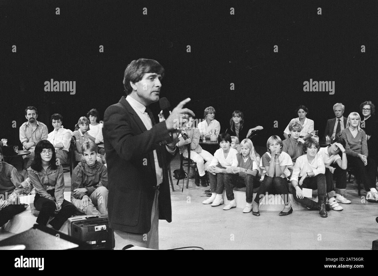 Bambini e Dallas, Avro (Ruud ter Weyden) parla con i bambini della serie TV Dallas Data: 2 settembre 1982 Parole Chiave: Serie TV, bambini, programmi televisivi Nome personale: WEYDEN, Ruud on Institution Nome: Avro Foto Stock