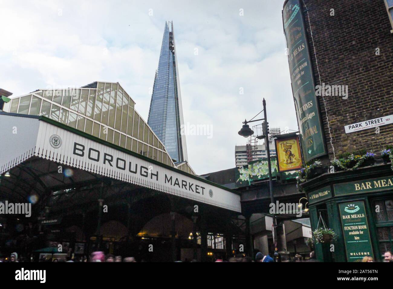 La situazione al Borough Market di Londra è molto affollata, con molte bancarelle di cibo Foto Stock