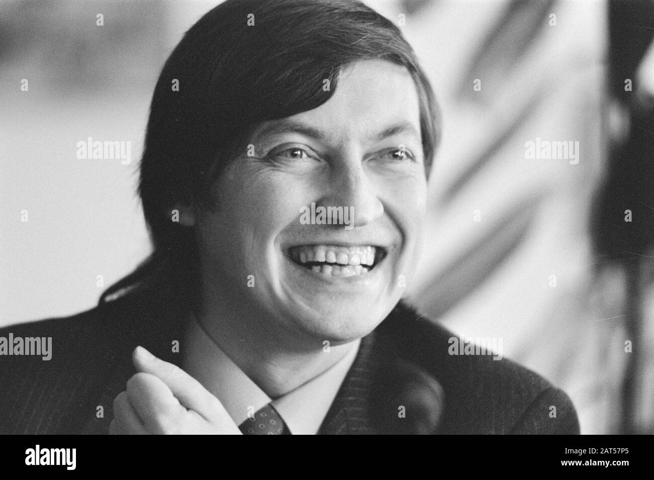 Wijk aan Zee; conferenza stampa ex campione del mondo scacchi Karpov, titoli Data: 18 gennaio 1988 luogo: Noord-Holland, Wijk aan Zee Parole Chiave: CHESKING, conferenza stampa Nome personale: Karpov, Anatoli Foto Stock