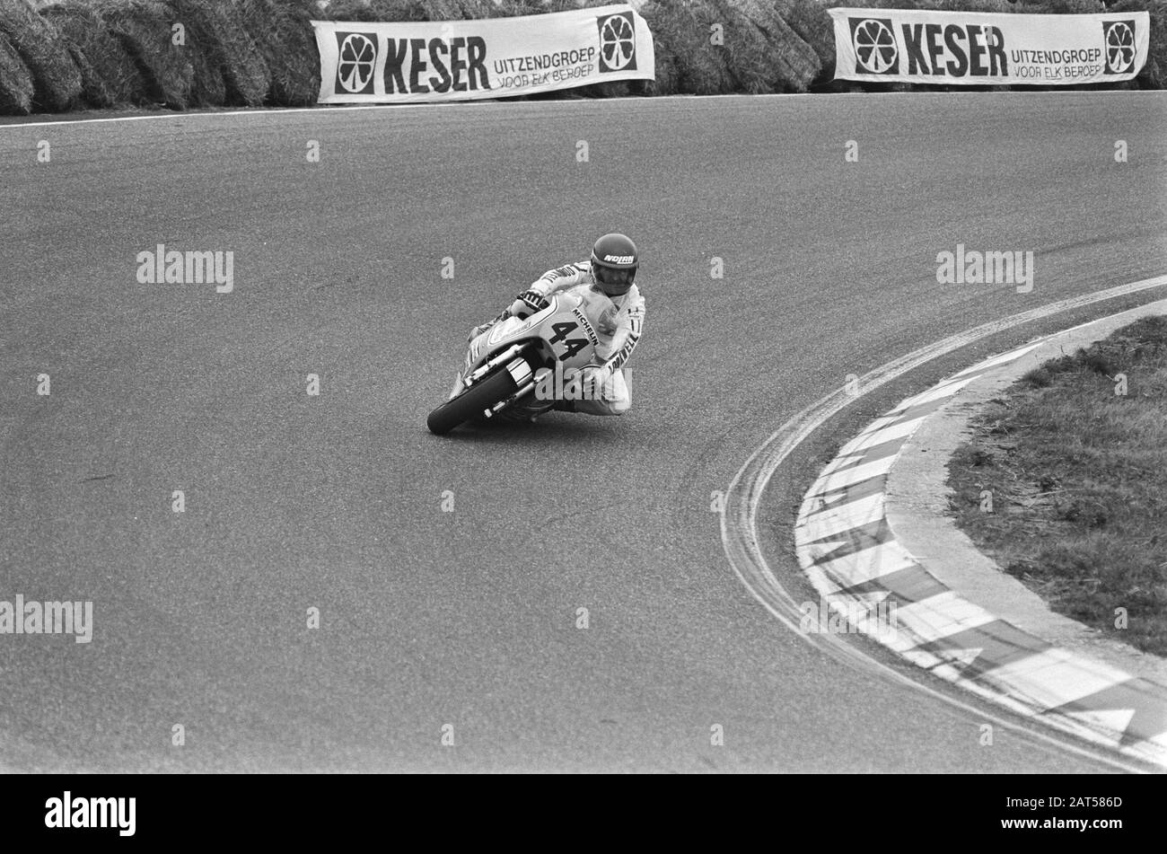 International Olof Races 1980 a Zandvoort Will Hartog (44) in azione Annotazioni: Marginal negative strip: Nr 6 Randy Mamola Data: 14 settembre 1980 Località: Noord-Holland, Zandvoort Parole Chiave: Motori, gare moto Nome personale: Hartog, Wil, Mamola, Randy Foto Stock