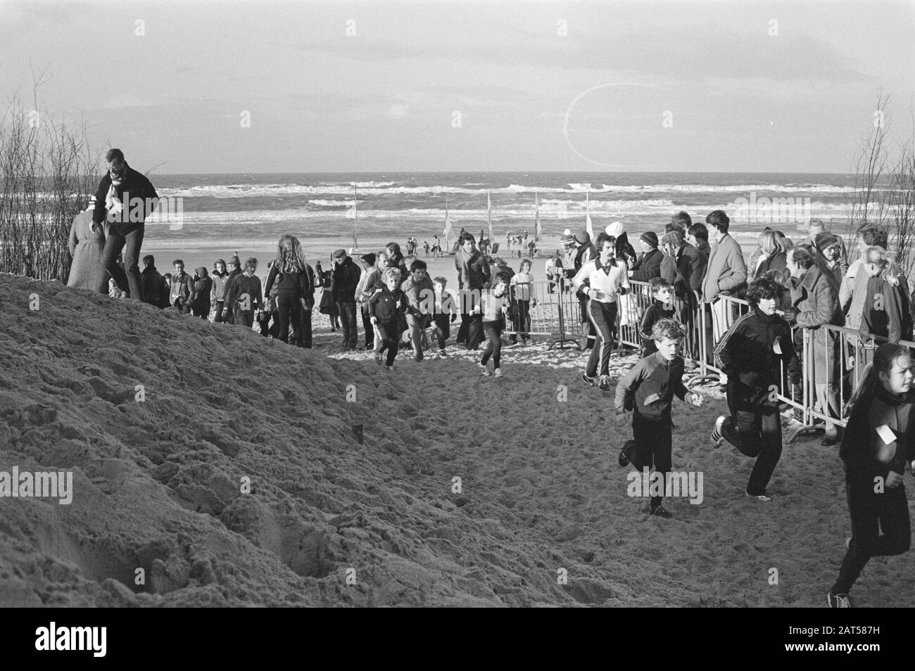 Questo pomeriggio a Egmond aan Zee il campione le, una corsa gr dune e spiaggia, diversi partecipanti durante il corso Data: 4 gennaio 1981 luogo: Egmond Parole Chiave: STANDLOOP, partecipanti Foto Stock