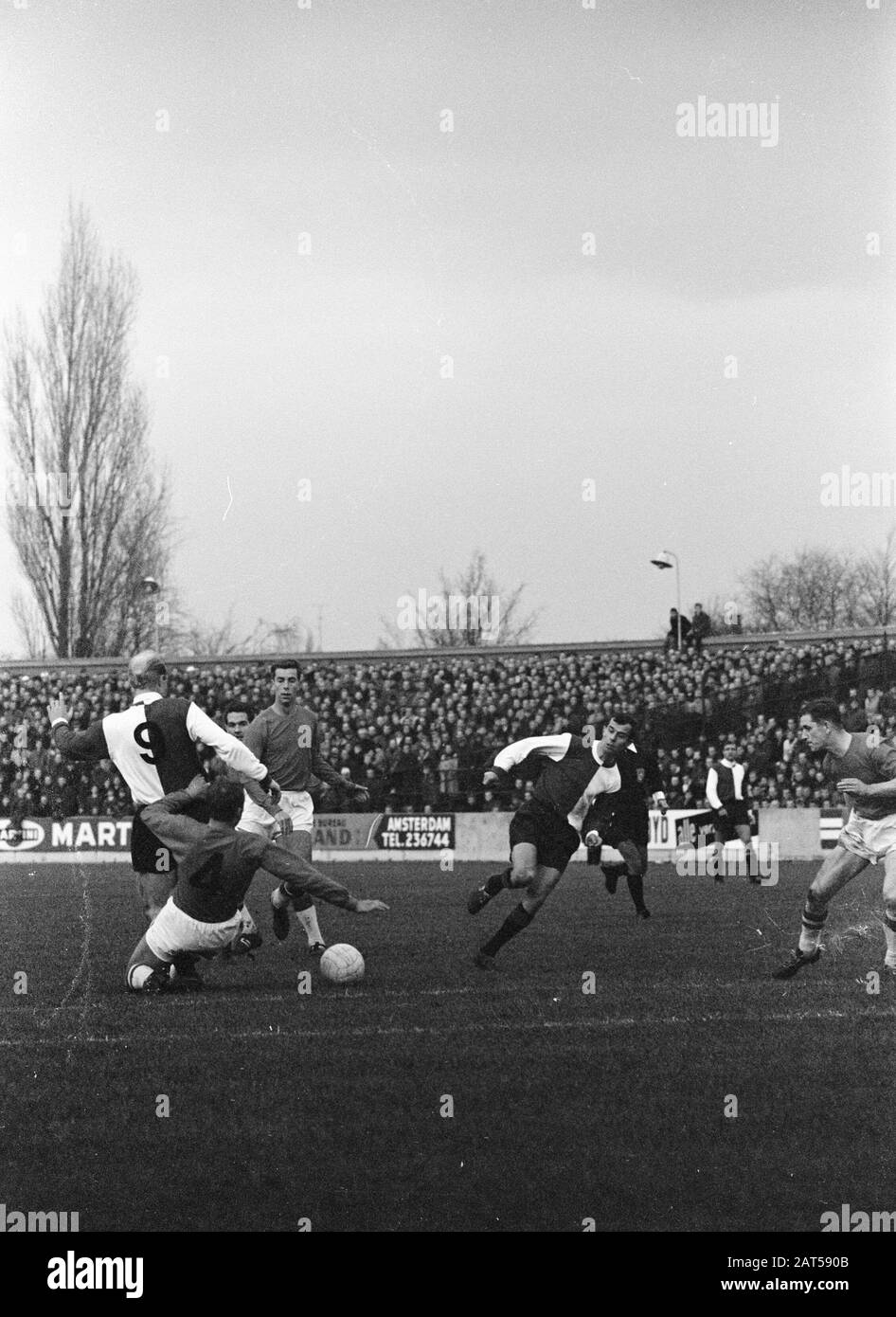 Willem II vs. Feyenoord 3-4, Game Moments Data: 28 novembre 1965 Parole Chiave: Sport, football Nome dell'istituto: Feyenoord, Willem II Foto Stock