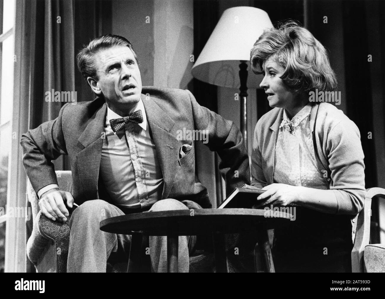 Edward Fox (St. John Quartermaine), Prunella Scales (Melanie Garth) in TERMINI di QUARTERMAINE da Simon Gray diretto da Harold Pinter al Queen's Theatre, Londra nel 1981. Prunella Scales, nato nel 1932, attrice inglese, nominò CBE nel 1992. Foto Stock
