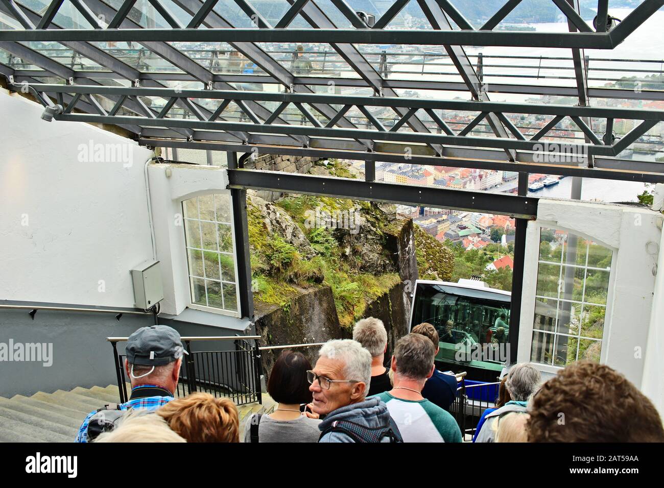 Bergen, NORVEGIA - Luglio 07, 2019: I turisti aspettano la famosa funicolare del Monte Flyen per arrivare che trasporta turisti e locali fino alla cima della mo Foto Stock
