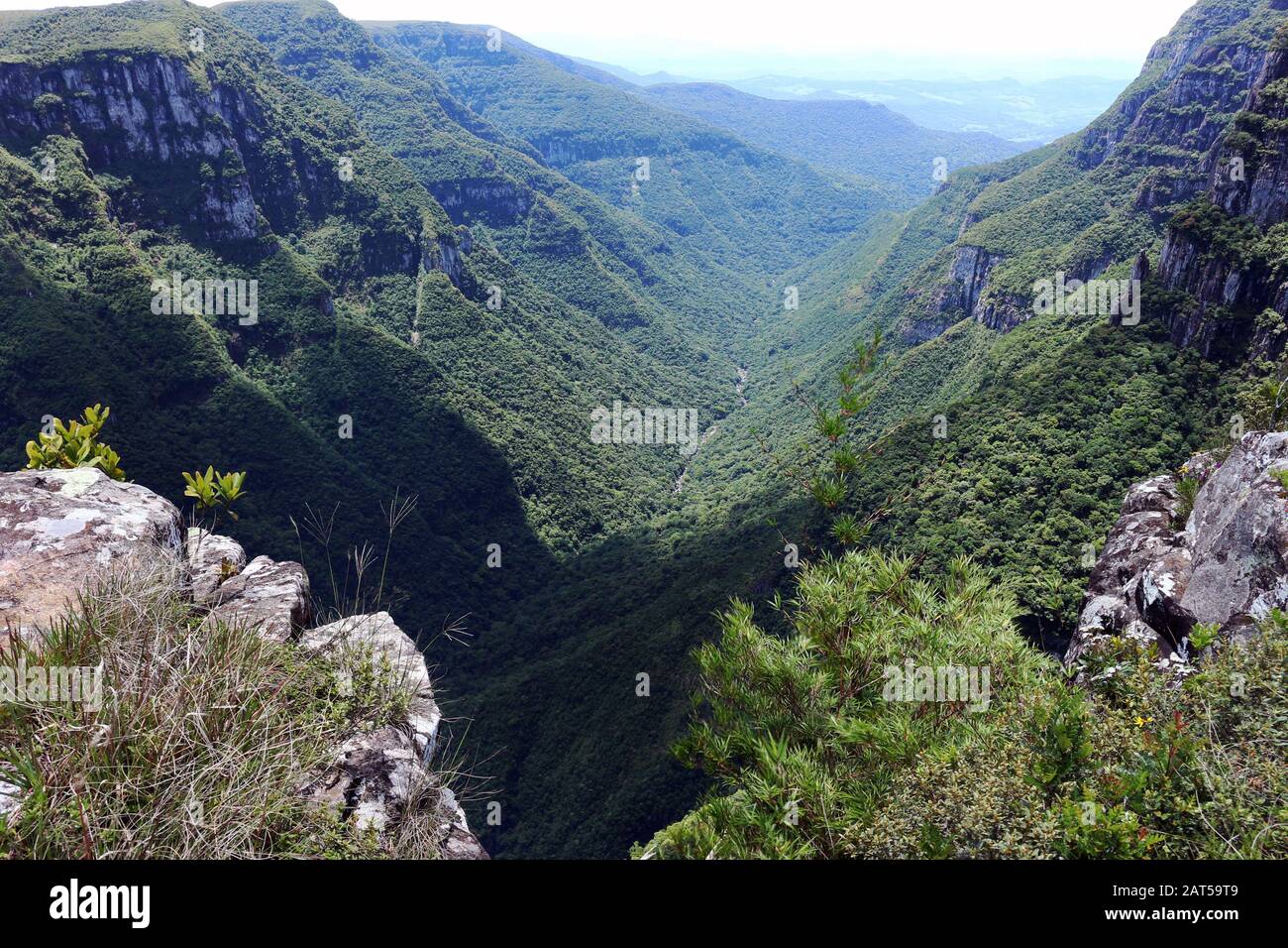 I campi sopra le montagne, i sentieri, la cascata e il paesaggio più bello formato dalla natura! Foto Stock