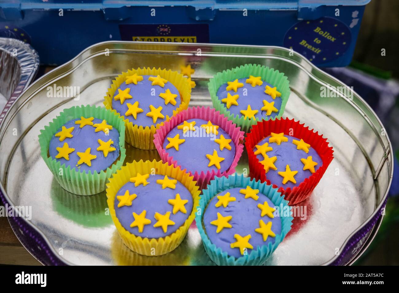 Westminster, London, 30th Jan 2020. I Manifestanti a tema della bandiera dell'UE di molte organizzazioni pro-europee, tra cui Steve Bray's SODEM, Bath for Europe, Campaign to Rejoin the EU e altri si sono riuniti al di fuori del Parlamento a Westminster per celebrare l'ultimo giorno in cui la Gran Bretagna è all'interno dell'Unione europea Credit: Imageplotter/Alamy Live News Foto Stock