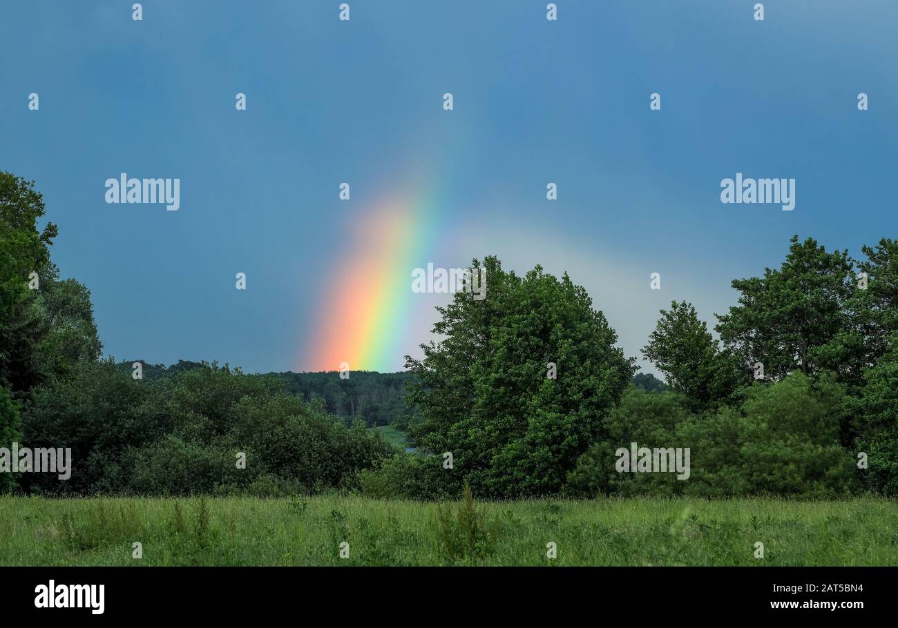 Una piccola sezione di un arcobaleno. Holstein Orientale / Germania Foto Stock