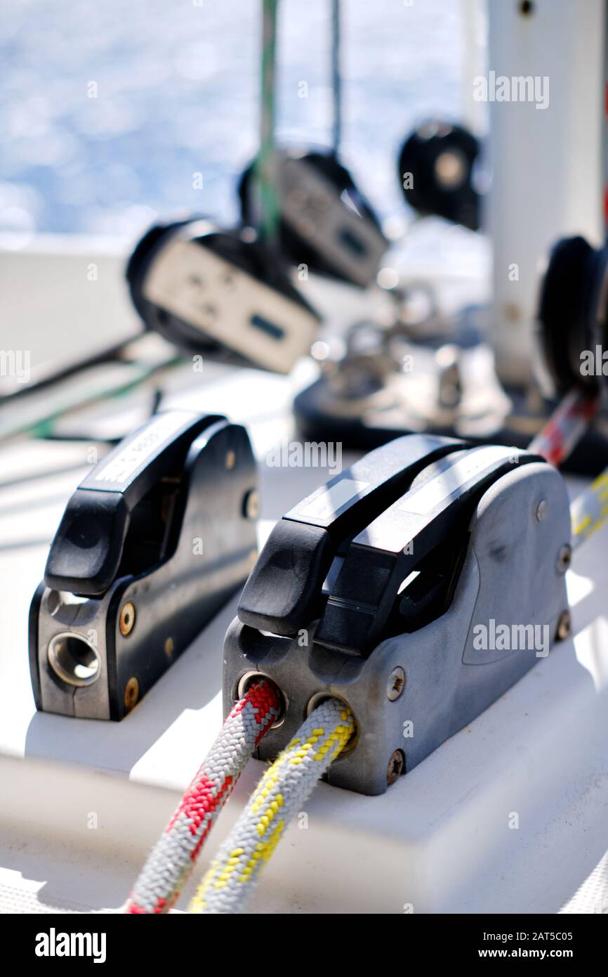 Primo piano dei dettagli di rigging degli yacht, sistema di bloccaggio. Concetto di avventura, lifestyle cruising o racing Foto Stock