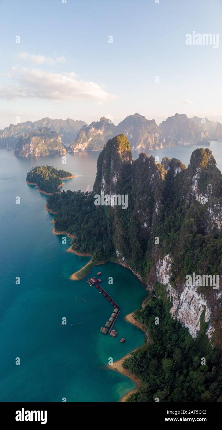 Khao Sok Thailandia , veduta aerea dei droni sul lago Foto Stock