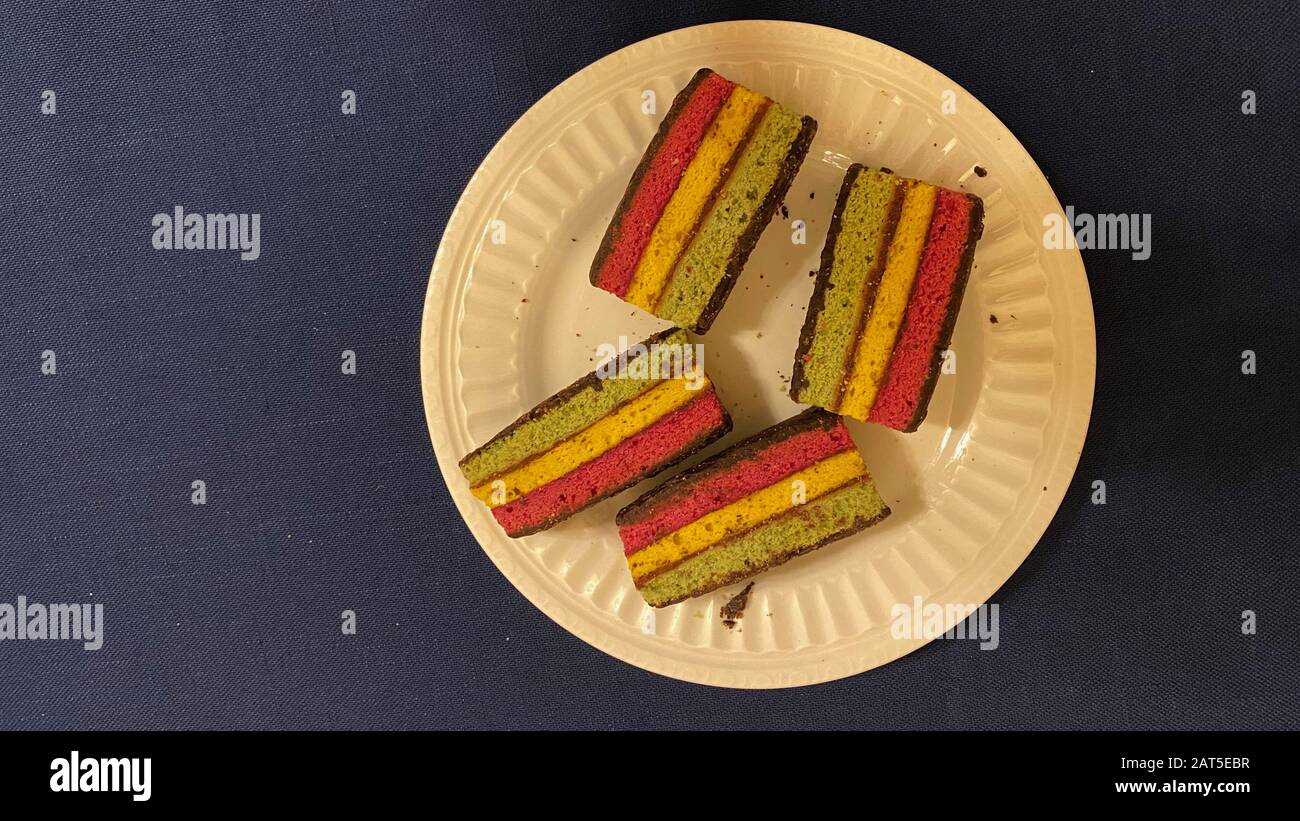 Una deliziosa torta arcobaleno dolce tagliata in rettangoli Foto Stock