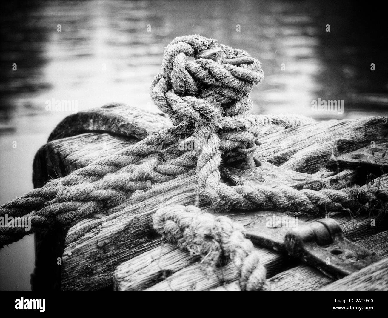 Corda per ormeggio su una storica imbarcazione funzionante Foto Stock