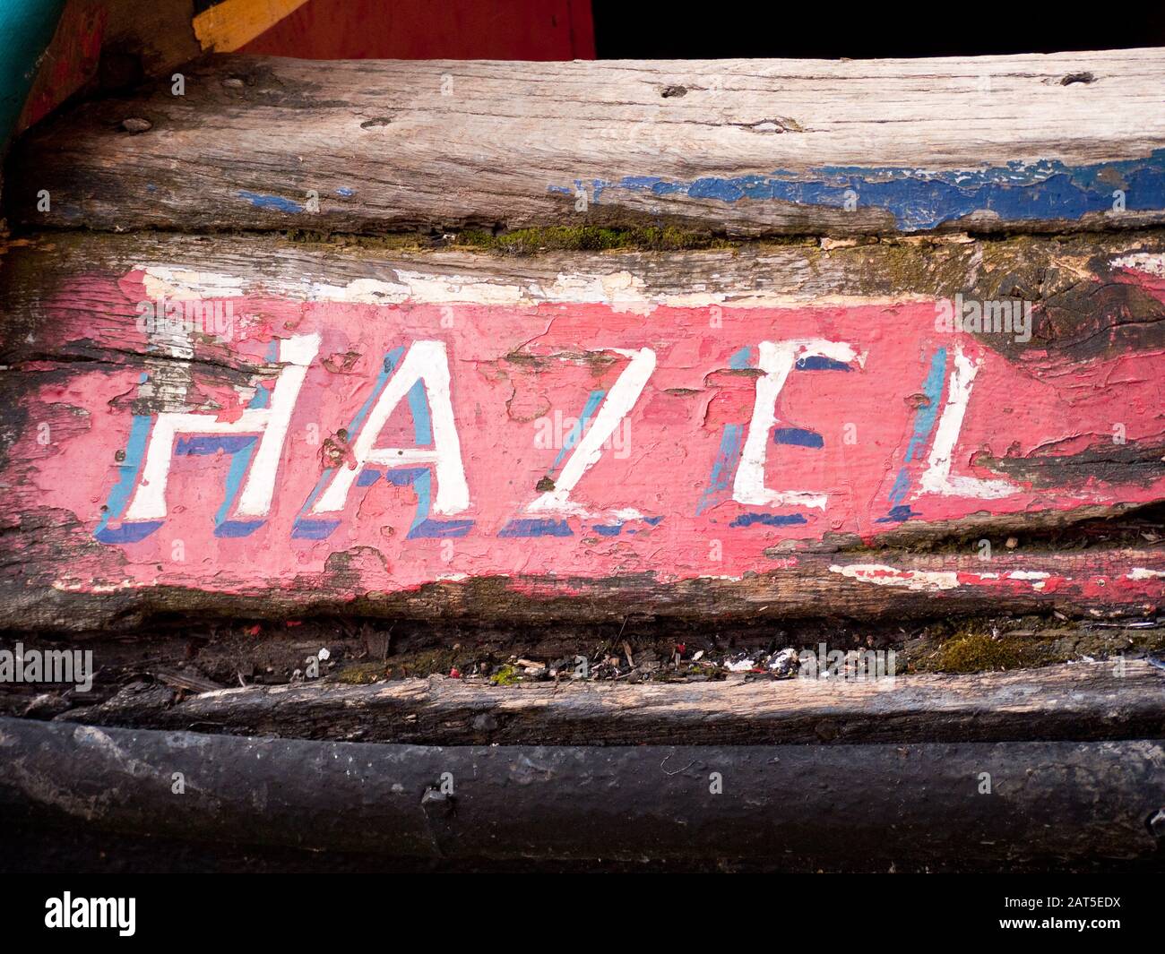 Targhetta con il nome sbiadita sul Narrowboat Hazel al Portland Basin Museum, Regno Unito Foto Stock