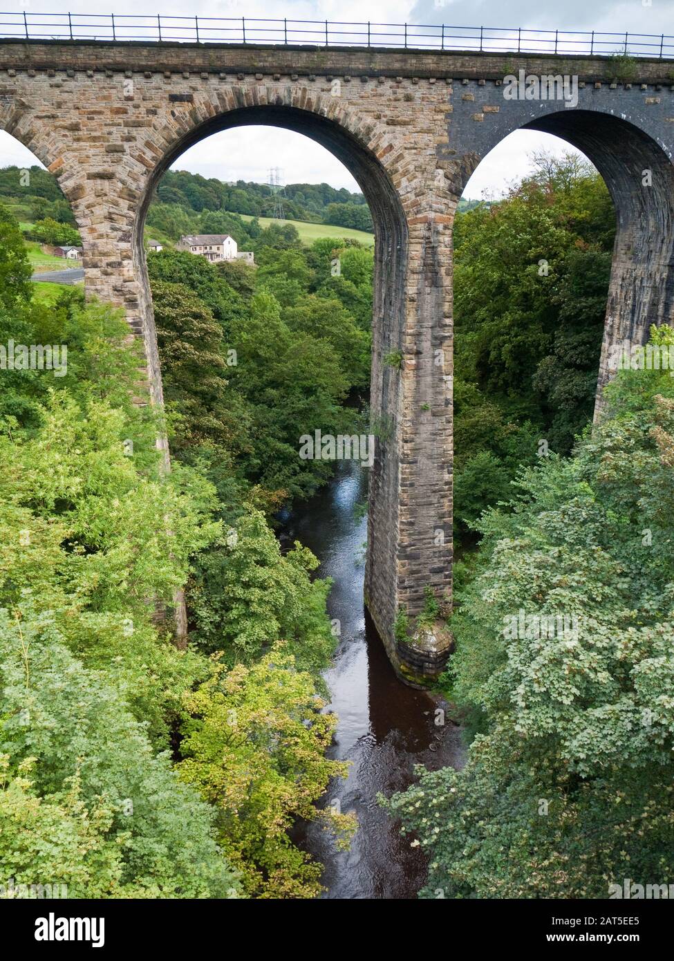 Acquedotto di Marmle che prende il canale della Foresta di picco sopra il fiume Goyt, Regno Unito Foto Stock