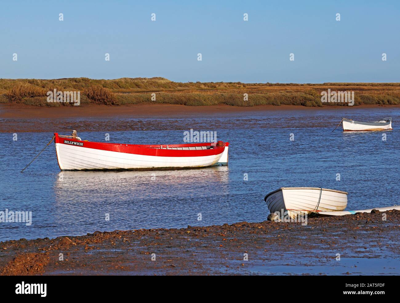 Tre piccole barche nel porto sulla costa nord di Norfolk a Burnham Overy Staitthe, Norfolk, Inghilterra, Regno Unito, Europa. Foto Stock