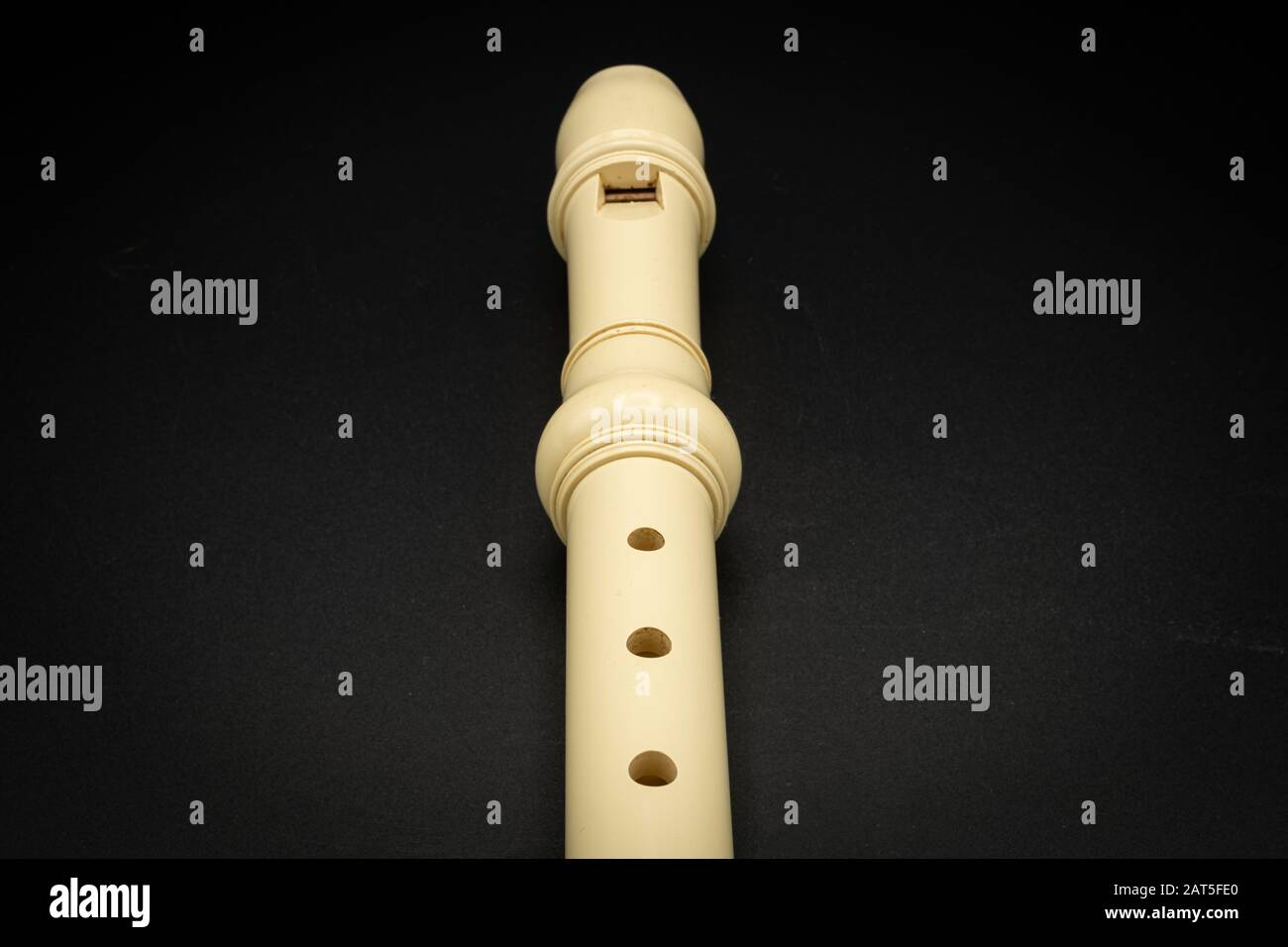 Primo piano di un registratore soprano in plastica su sfondo nero Foto Stock