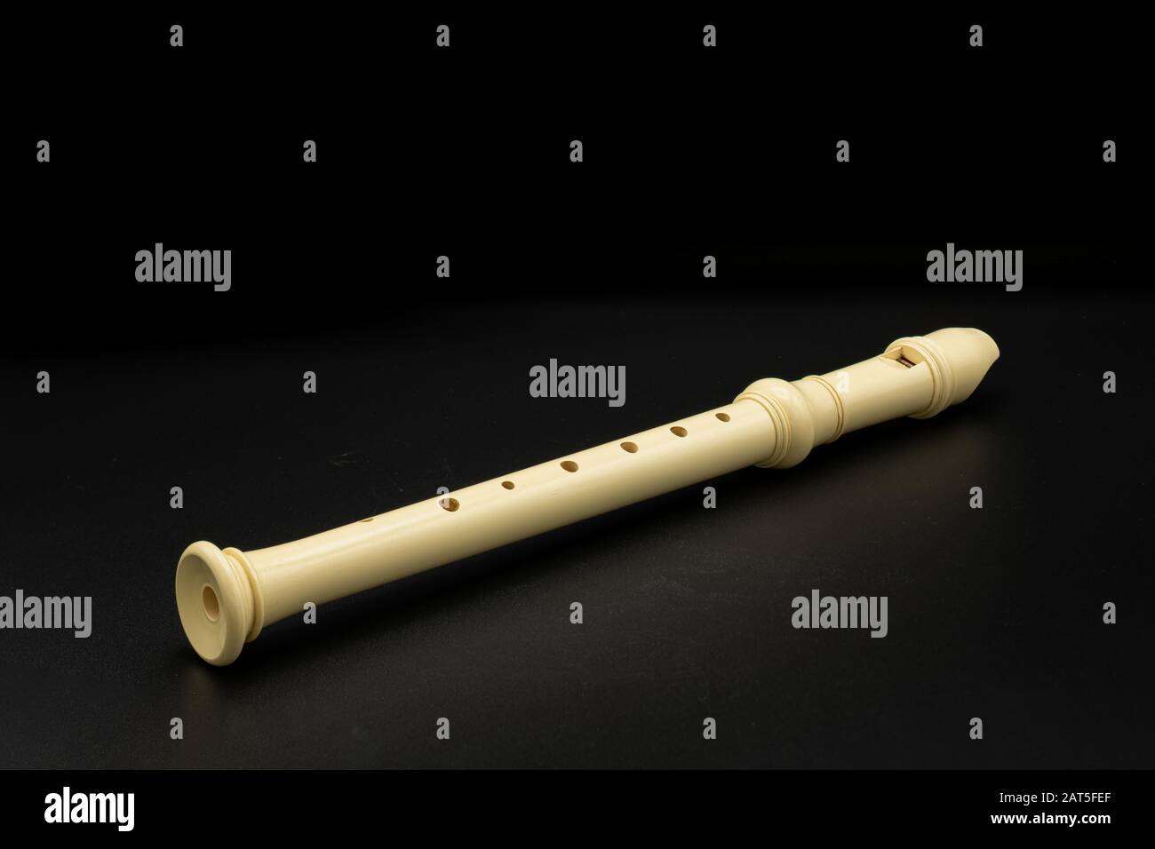 Primo piano di un registratore soprano in plastica su sfondo nero Foto Stock