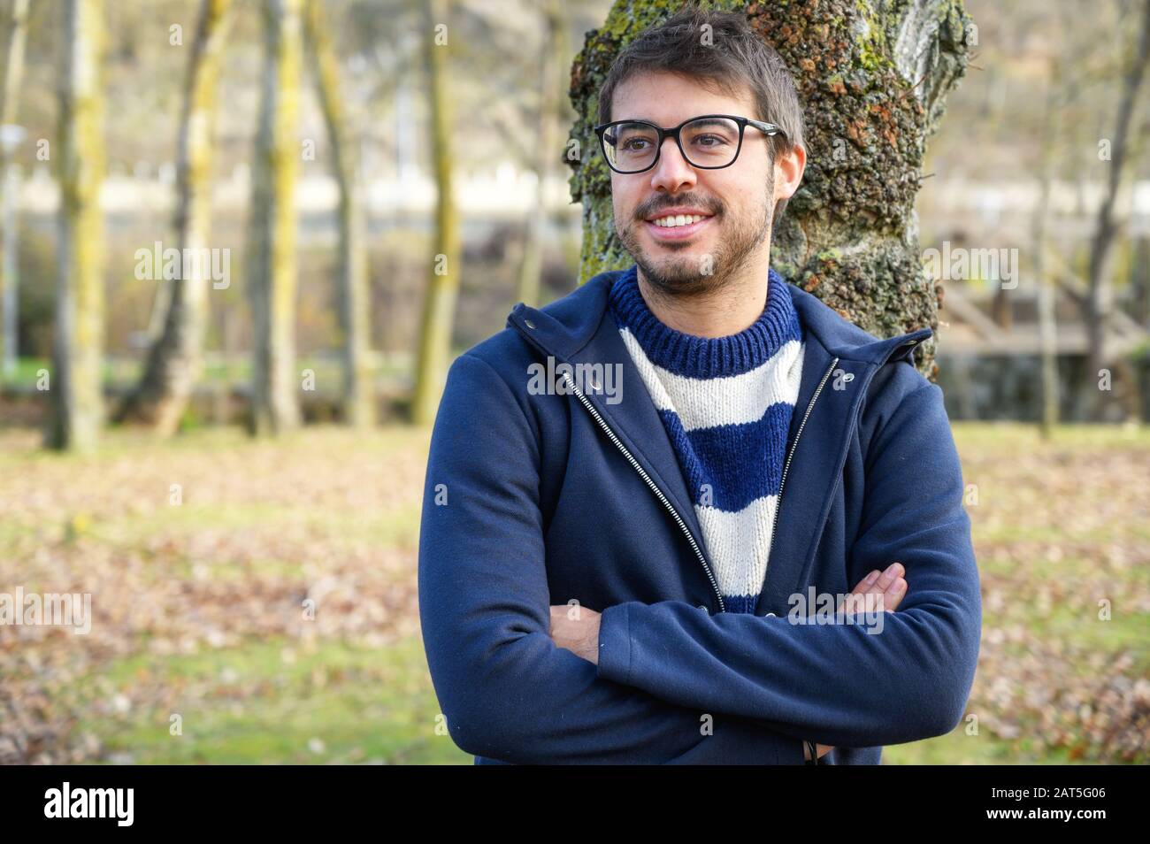 Ritratto Di Giovane Uomo In Autunno Parco . Foto Stock