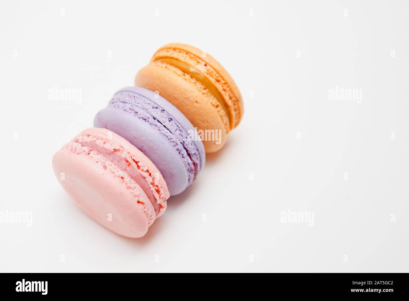 Colorful rosa, arancio, purple torta macaron o macaroon su sfondo bianco isolato Foto Stock