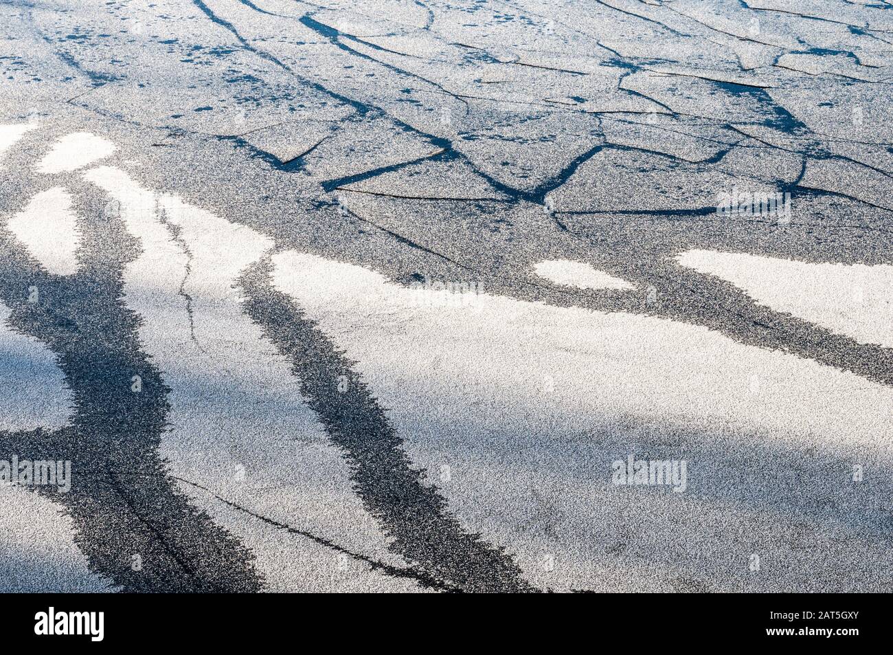 Il congelamento di ghiaccio sul lago Foto Stock