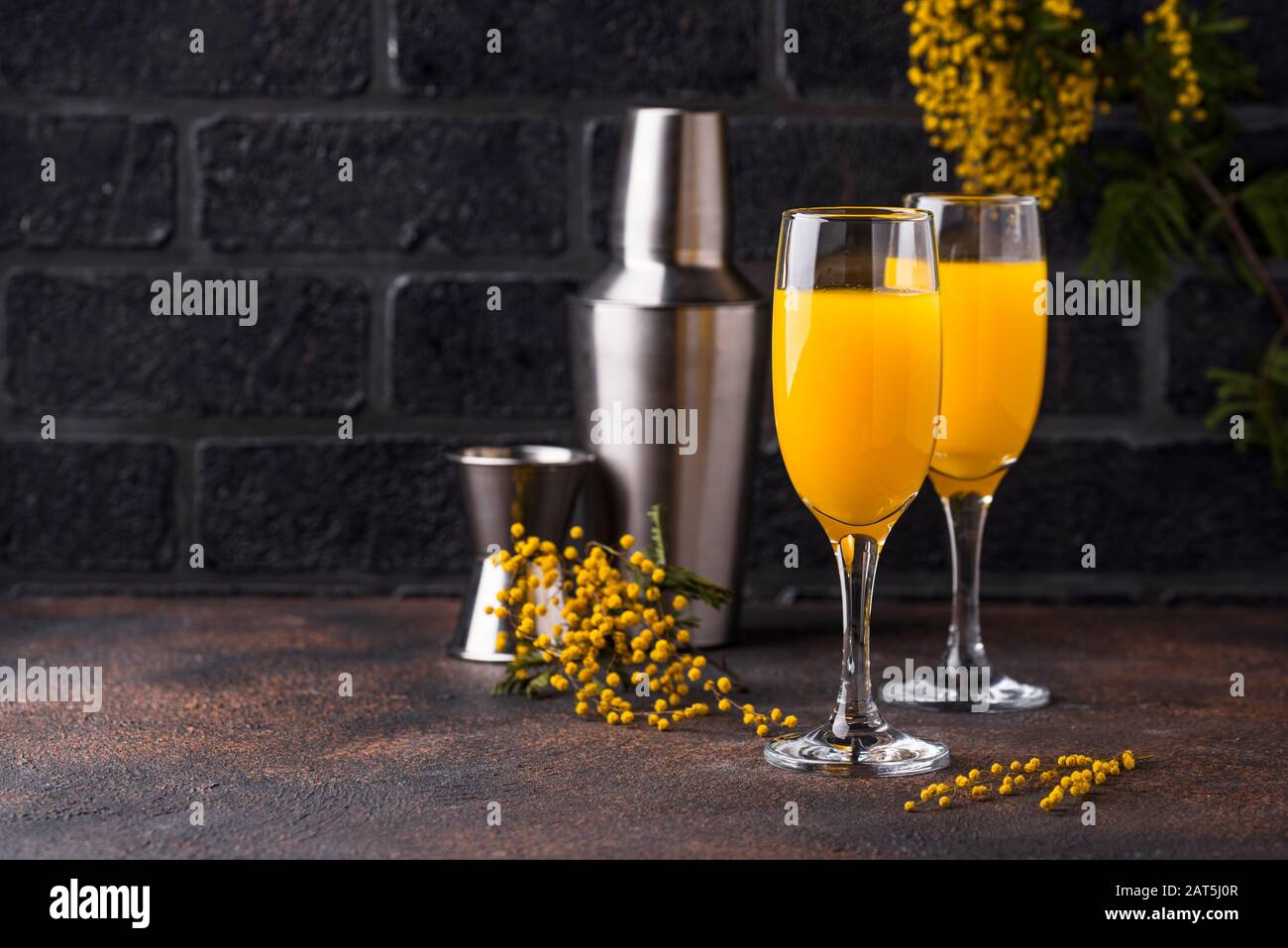 Cocktail Mimosa con succo d'arancia Foto Stock