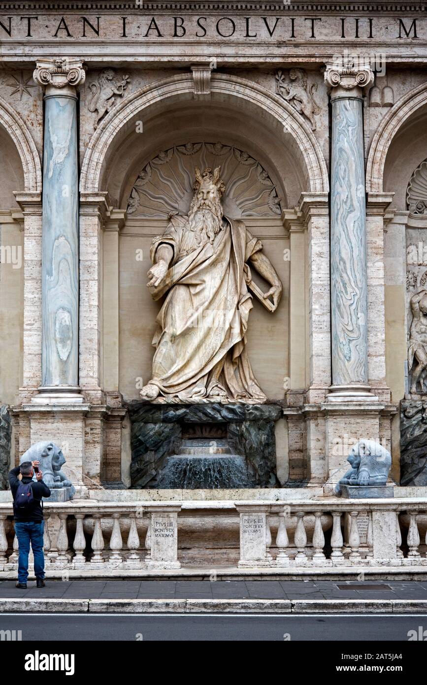 Fotografare la Fontana dell'acqua Felice o la Fontana di Mosè, in Largo di Santa Susanna, Roma, Italia. Foto Stock