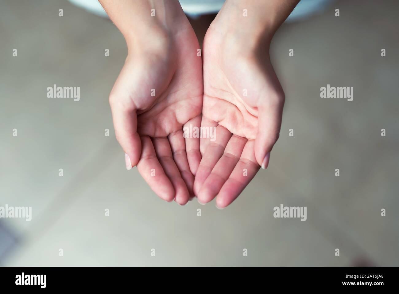 ragazza con palmi aperti, primo piano, tonato, vista dall'alto Foto Stock