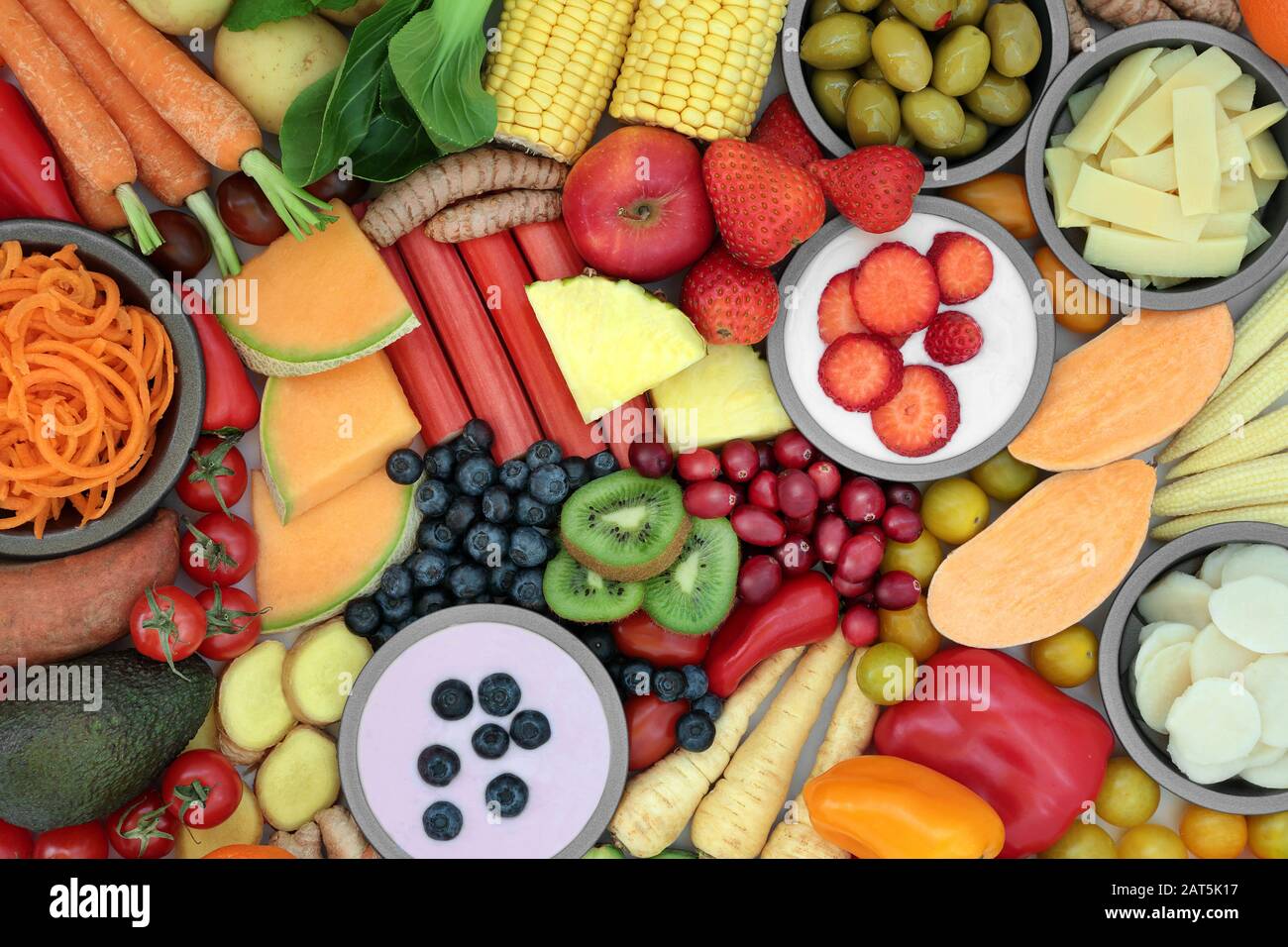 Alimenti sani per trattare la sindrome dell'intestino irritabile. Alimenti per la salute ad alto contenuto di antiossidanti, proteine, fibre alimentari, vitamine, carboidrati intelligenti e antiossidanti. Foto Stock