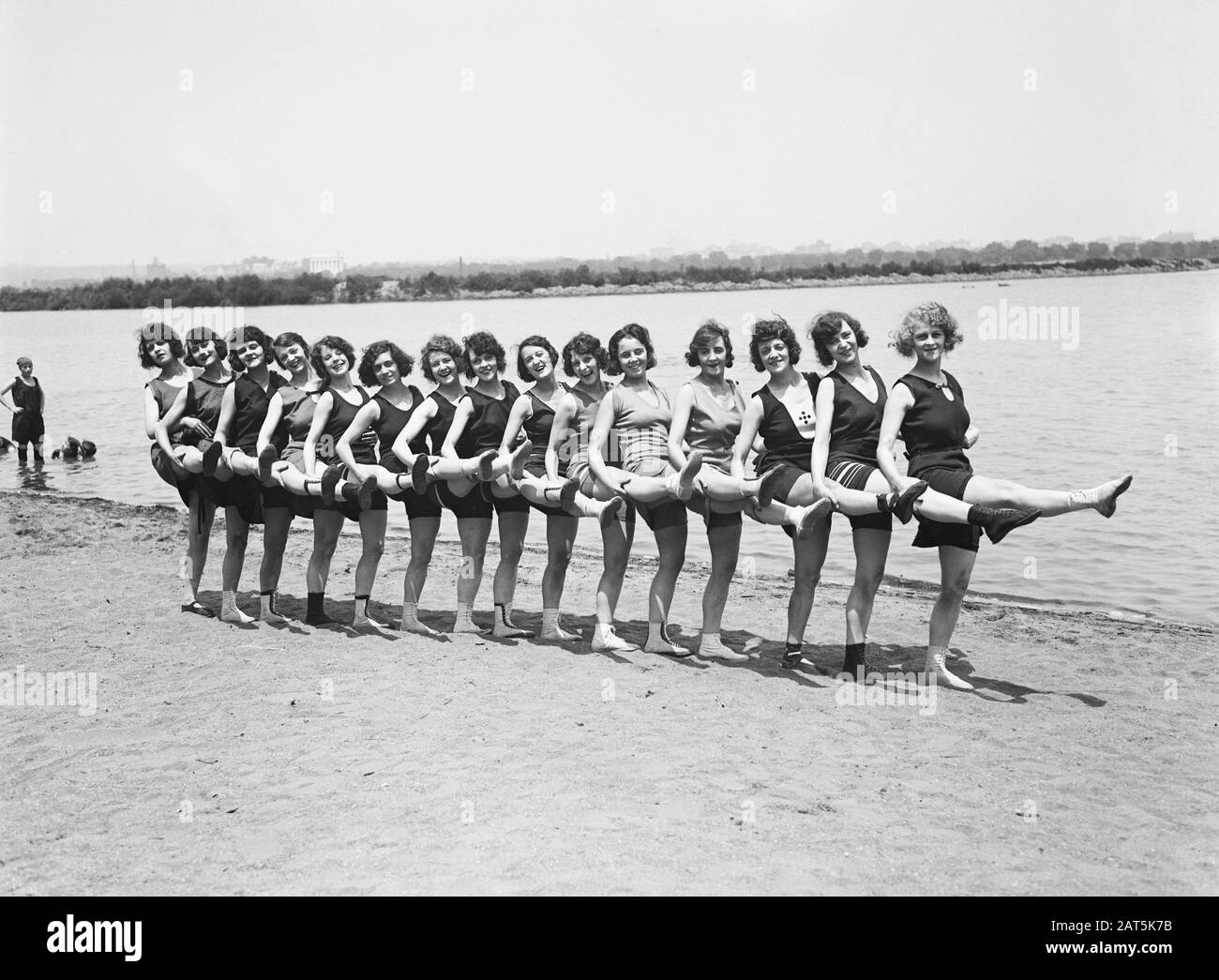 Bellezze balneari Dancing on Beach, fotografia di Harris & Ewing, 1923 Foto Stock