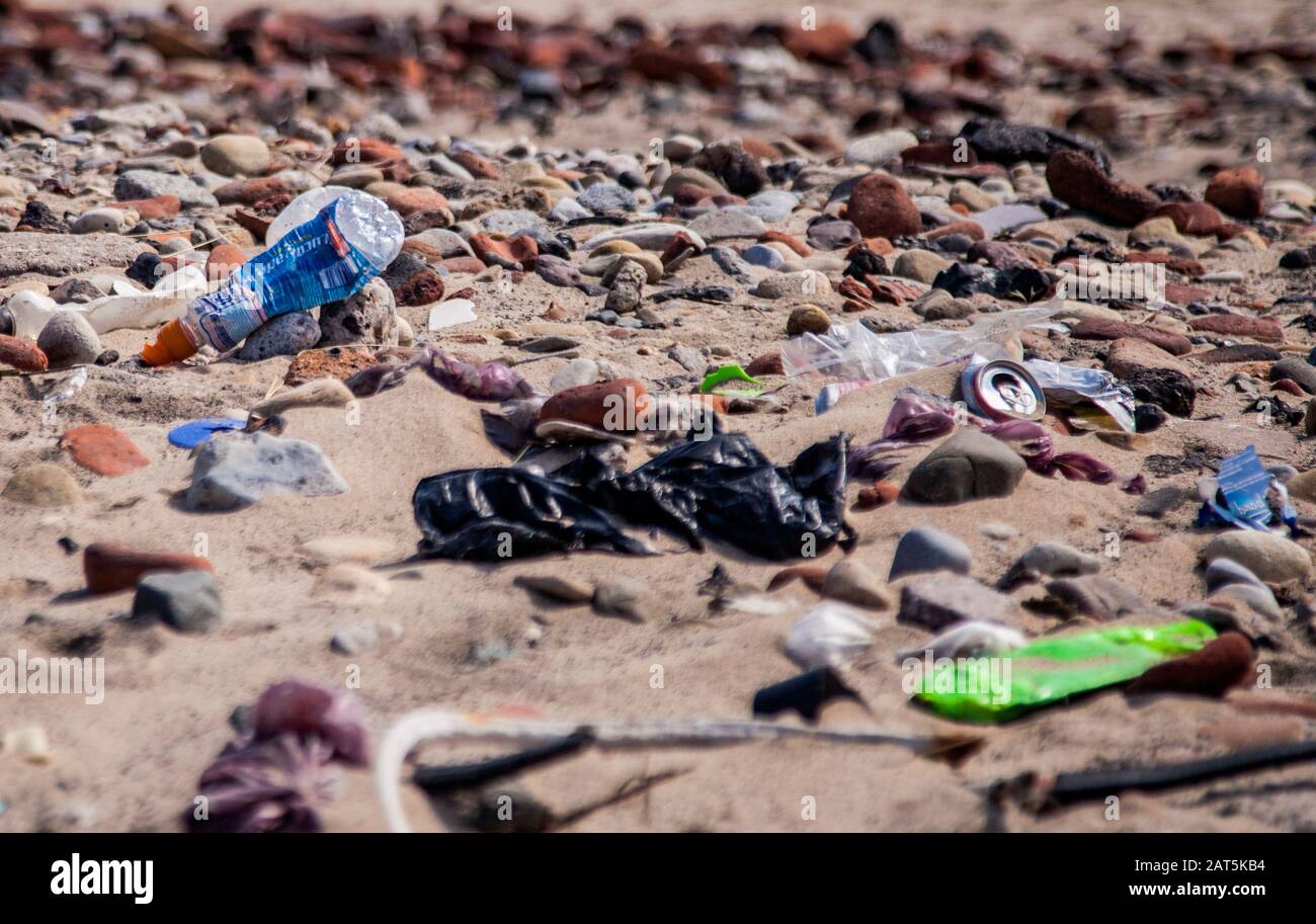 Diversi elementi di bottiglie di plastica ecc. scartato o lavato fino sulla spiaggia a Hartlepool,l'Inghilterra,UK, più prove di inquinamento in plastica. Foto Stock