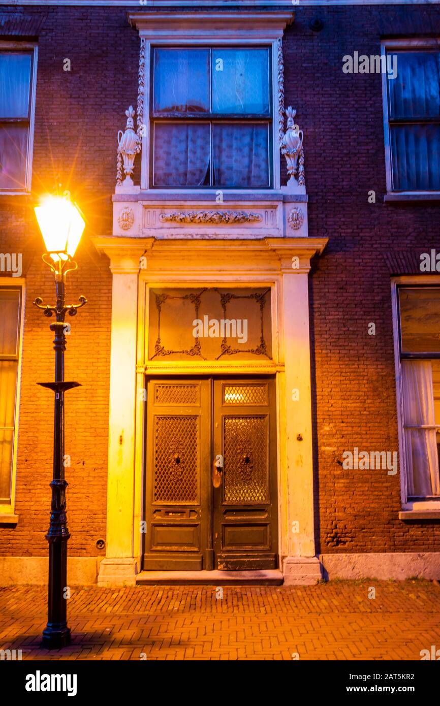 Vecchia porta d'antiquariato a Schiedam una città in Olanda del Sud, foto scattata in serata con luce serale da un lampione Foto Stock