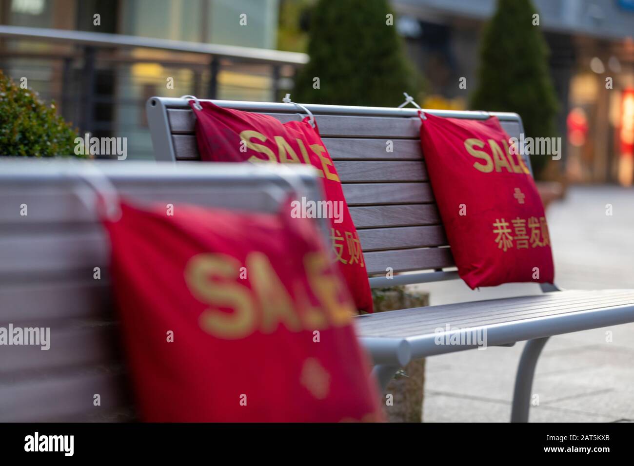 Designer Outlets a Wolfsburg è decorato per la vendita cinese di Capodanno. L'anno di Rat è iniziato il 25.1.2020 e i negozi al dettaglio lo utilizzano nel marketing. Foto Stock