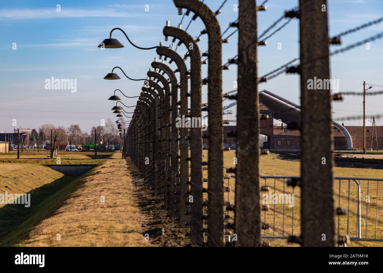 Una foto delle recinzioni sui terreni di Auschwitz II - Birkenau. Foto Stock