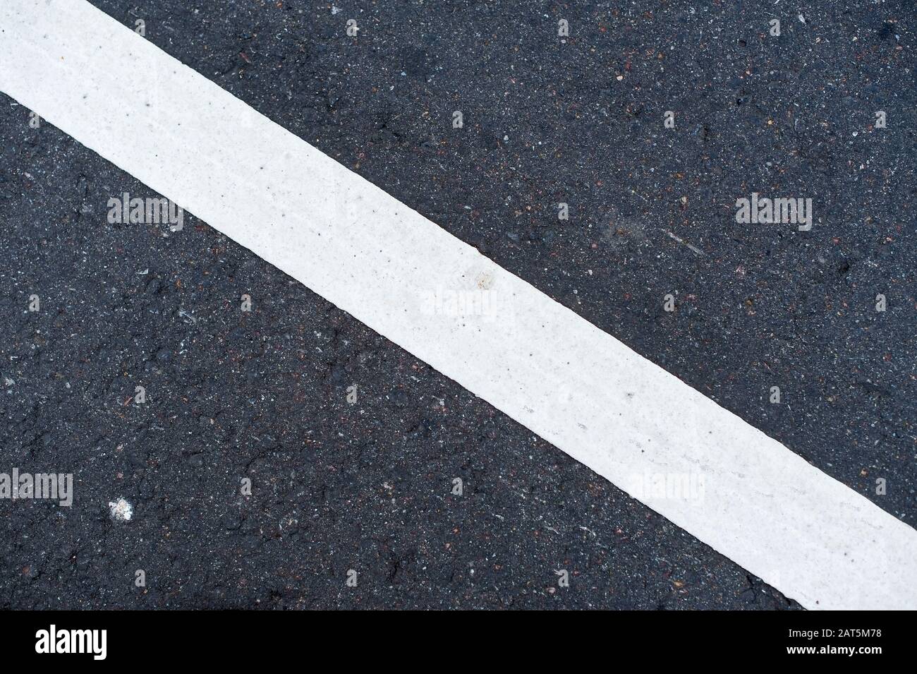 linea di marcatura bianca diagonale ravvicinata sull'asfalto Foto Stock
