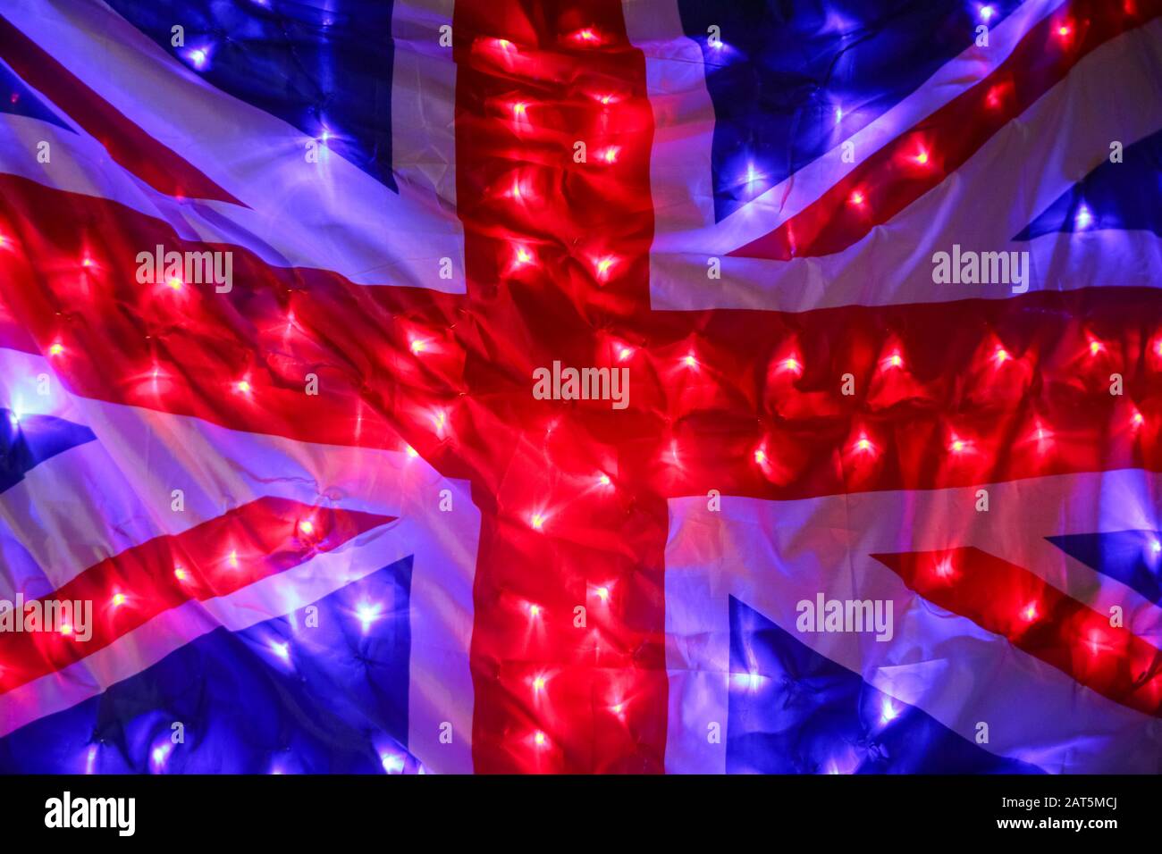 Westminster, London, 30th Jan 2020. I manifestanti europei continuano a schierarsi fuori dal Parlamento con una veglia notturna contro la Brexit, che comprende bandiere illuminate, cartelli e un sistema sano. Credito: Imageplotter/Alamy Live News Foto Stock