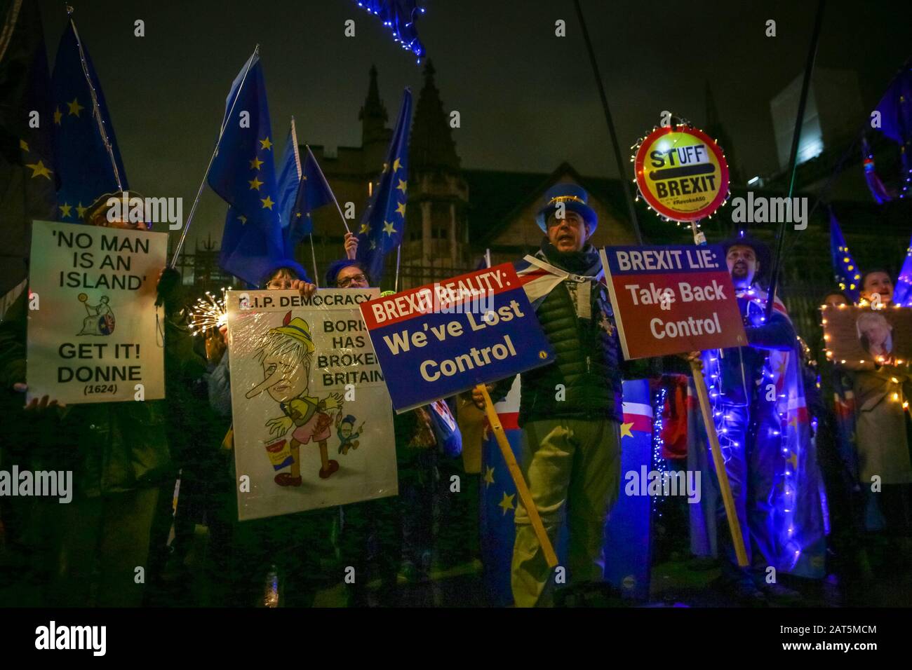 Westminster, London, 30th Jan 2020. Steven Bray, fondatore di SODEM e 'top Brexit Man'. I manifestanti europei continuano a schierarsi fuori dal Parlamento con una veglia notturna contro la Brexit, che comprende bandiere illuminate, cartelli e un sistema sano. Credito: Imageplotter/Alamy Live News Foto Stock