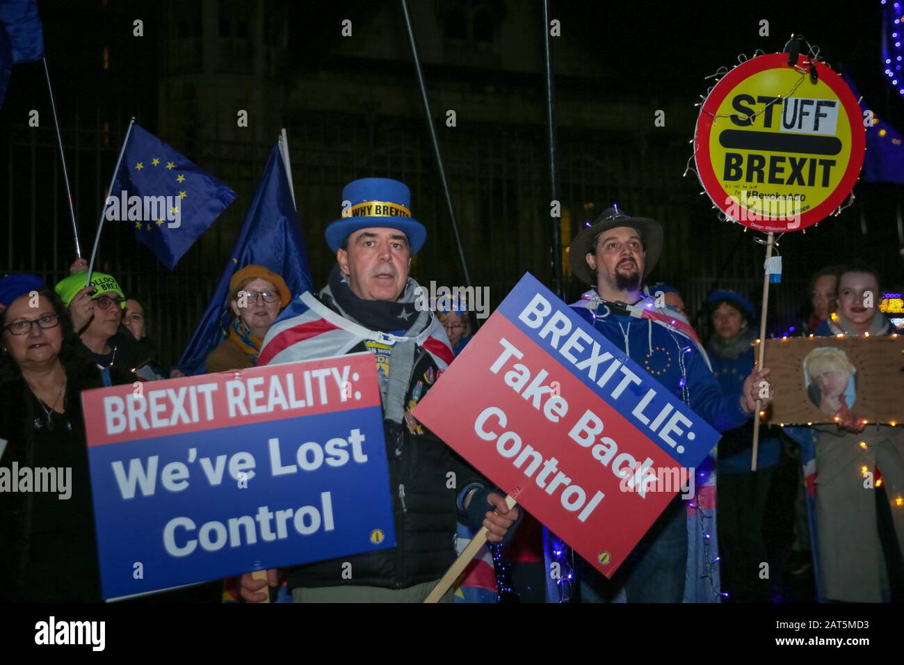 Westminster, London, 30th Jan 2020. Steven Bray, fondatore di SODEM e 'top Brexit Man'. I manifestanti europei continuano a schierarsi fuori dal Parlamento con una veglia notturna contro la Brexit, che comprende bandiere illuminate, cartelli e un sistema sano. Credito: Imageplotter/Alamy Live News Foto Stock