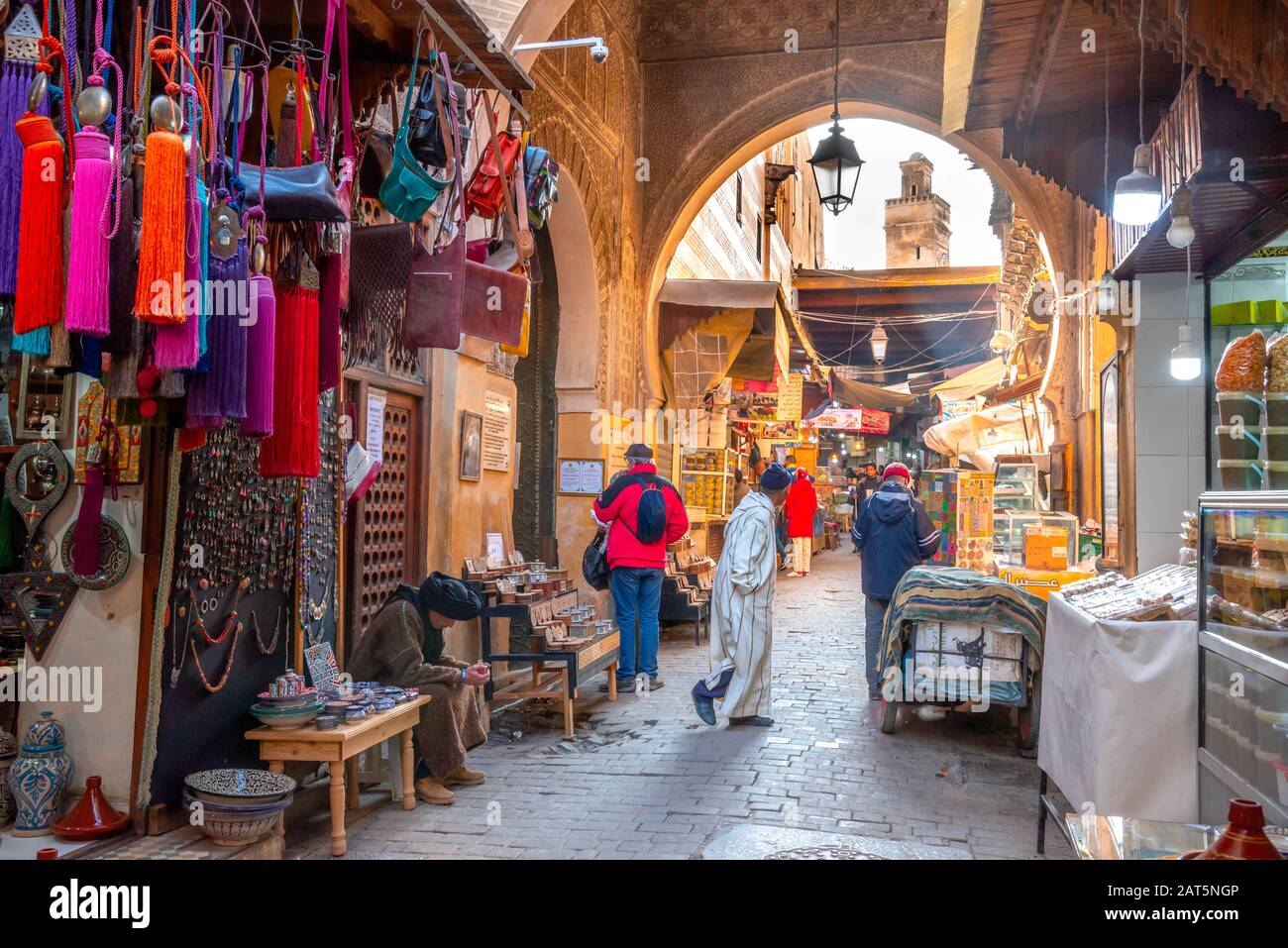 Mercato marocchino (souk) nella città vecchia (medina) di Fes, Marocco Foto Stock