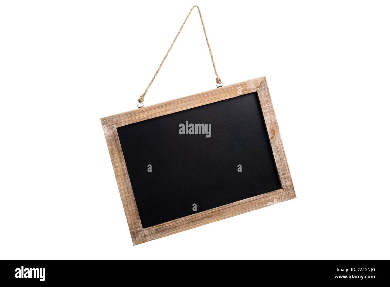 Lavagna bianca vintage con struttura in legno e corda per appendere, isolata su sfondo bianco Foto Stock