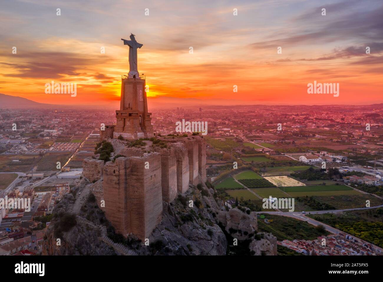 Monteagudo castello medievale rovina dodici torri rettangolari che circondano la collina e il sacro cuore di Gesù Cristo statua in cima vicino Murcia Spagna Foto Stock