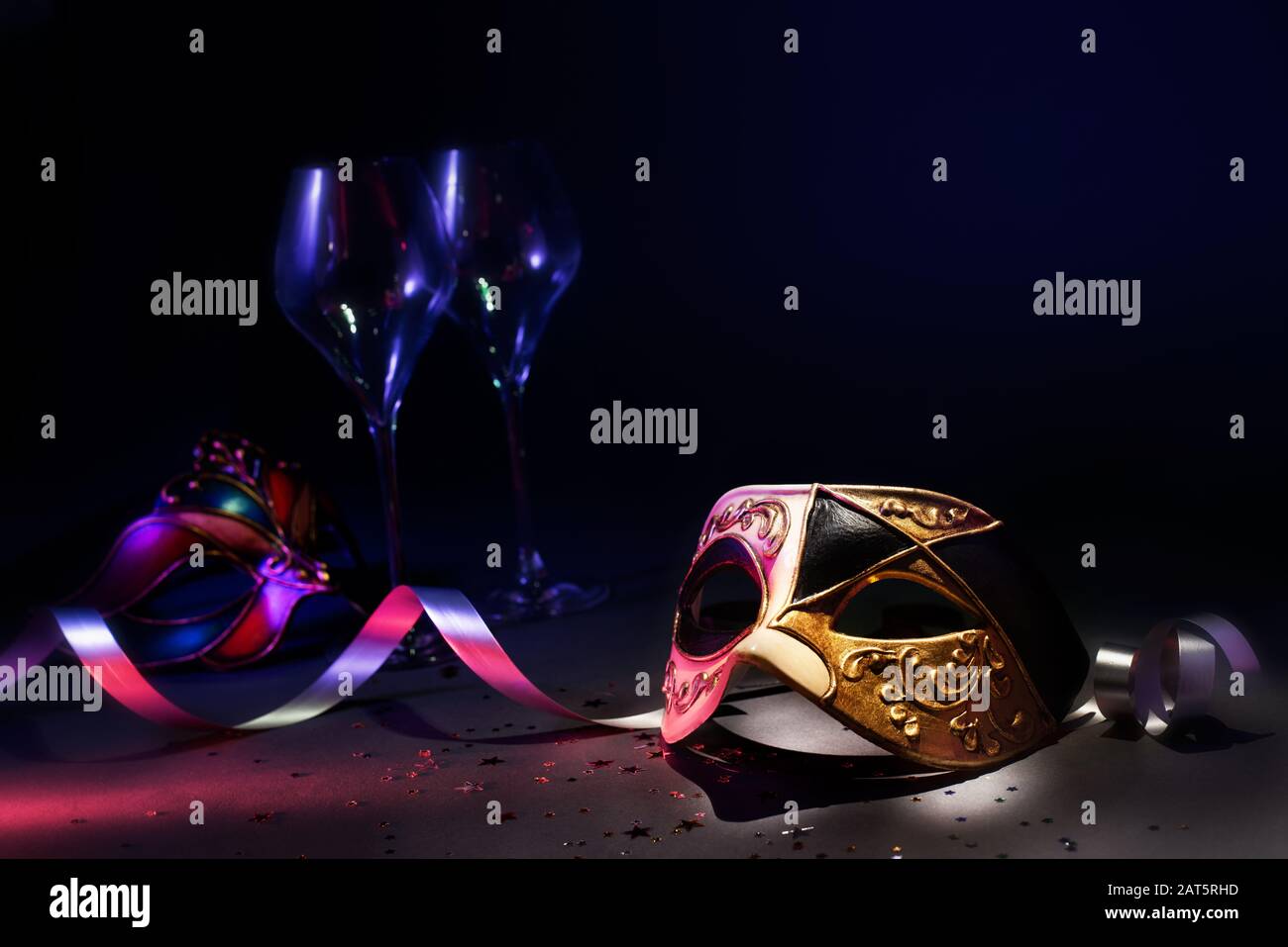 Maschere veneziane carnevale con occhiali in ambiente scuro Foto Stock