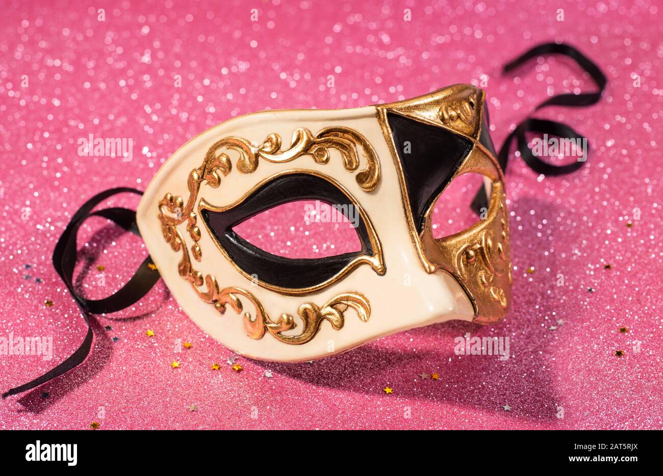 Maschera veneta carnevale con sfondo rosa glitter Foto Stock