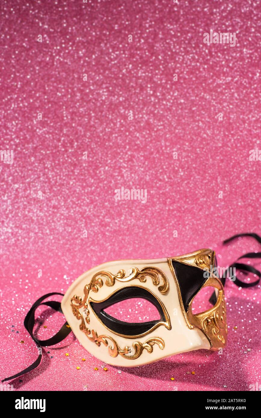 Maschera veneta carnevale con sfondo rosa glitter poster formato Foto Stock