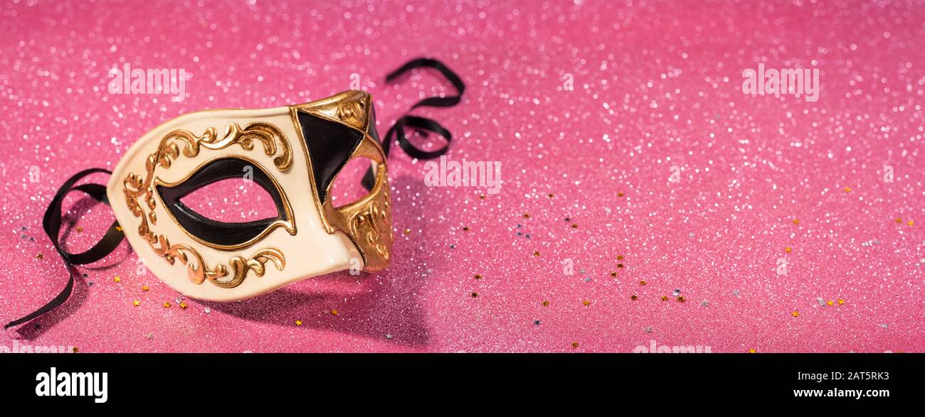 Maschera veneta carnevale con glitter rosa sfondo formato banner Foto Stock