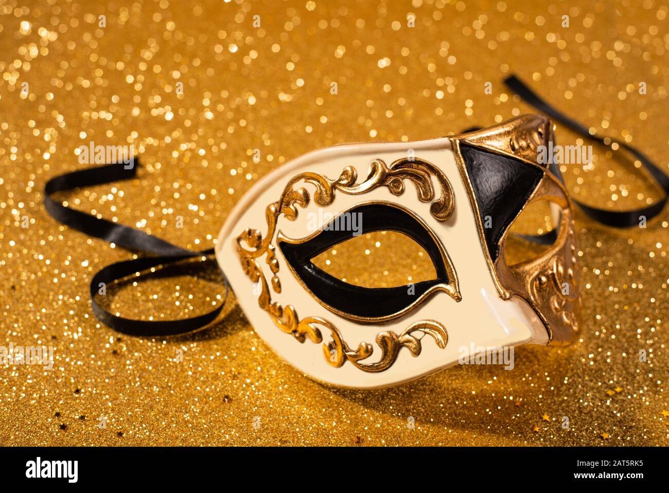 Maschera veneta carnevale con sfondo oro glitter Foto Stock