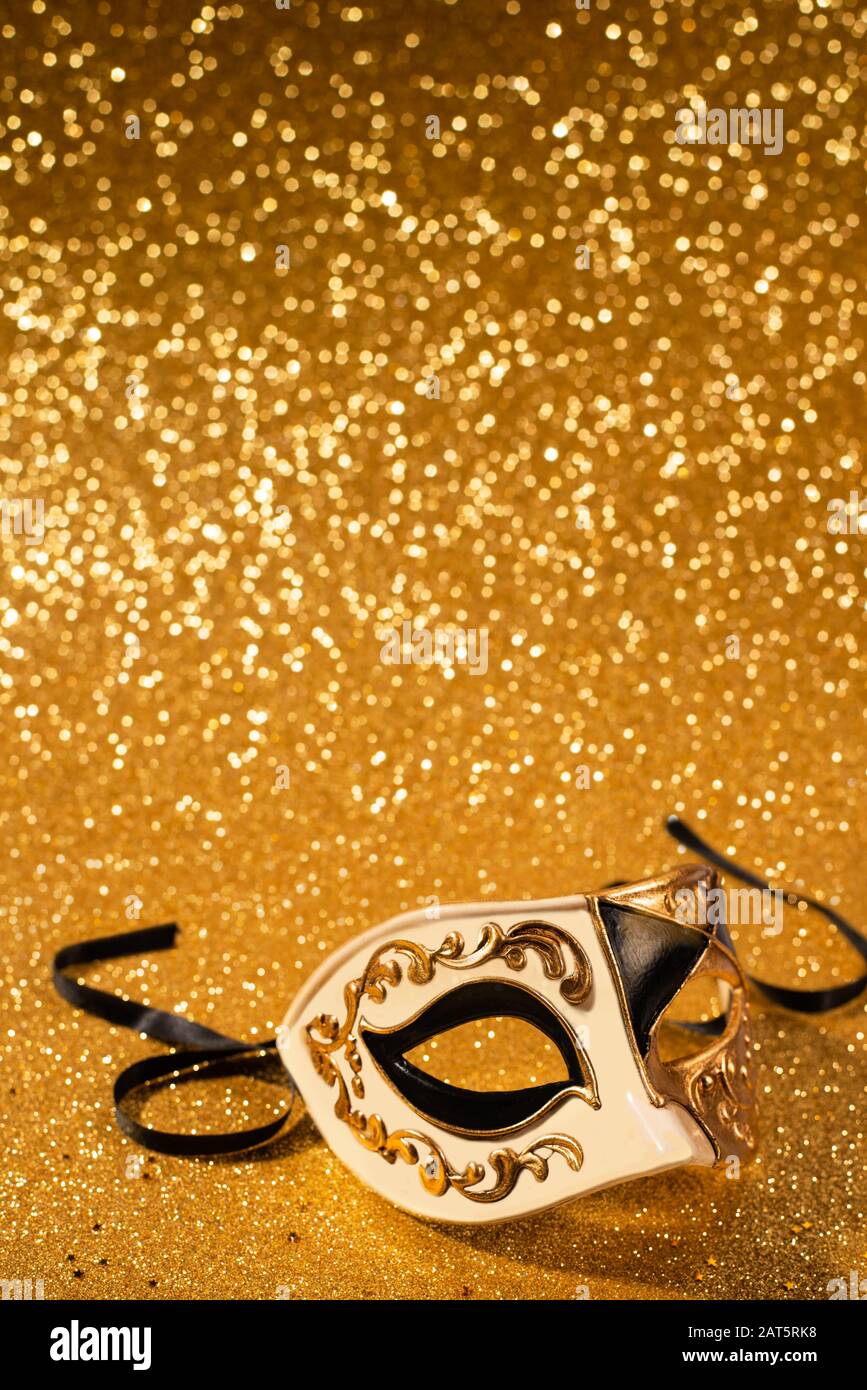 Maschera veneta per carnevale con poster di sfondo con glitter d'oro Foto Stock