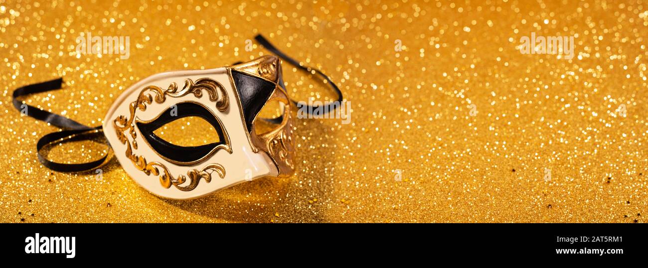 Maschera veneta carnevale con glitter oro sfondo formato banner Foto Stock